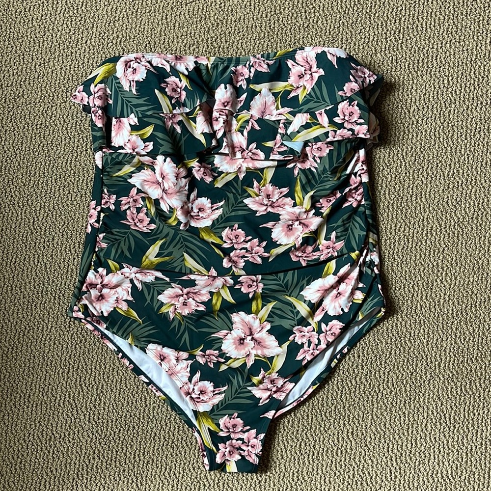 Kona Sol swimsuit size 24W. Great condition!